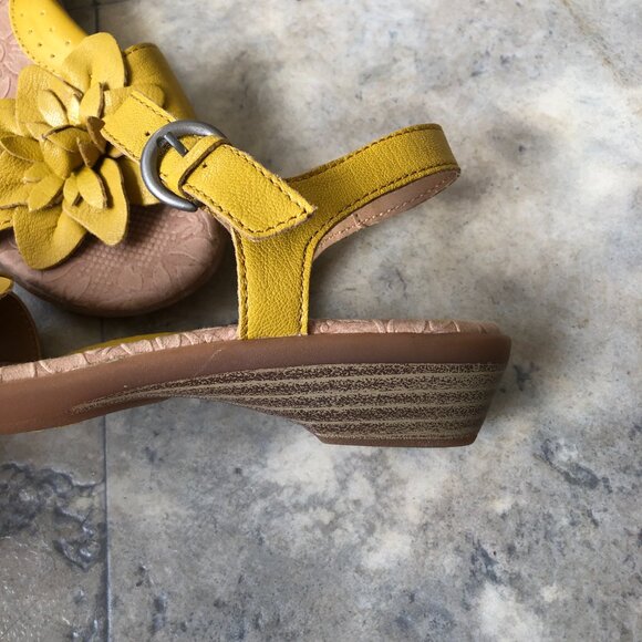 BOC Sandals Yellow Flower Leather Back Strap Low Heel Size 7 - Picture 5 of 6